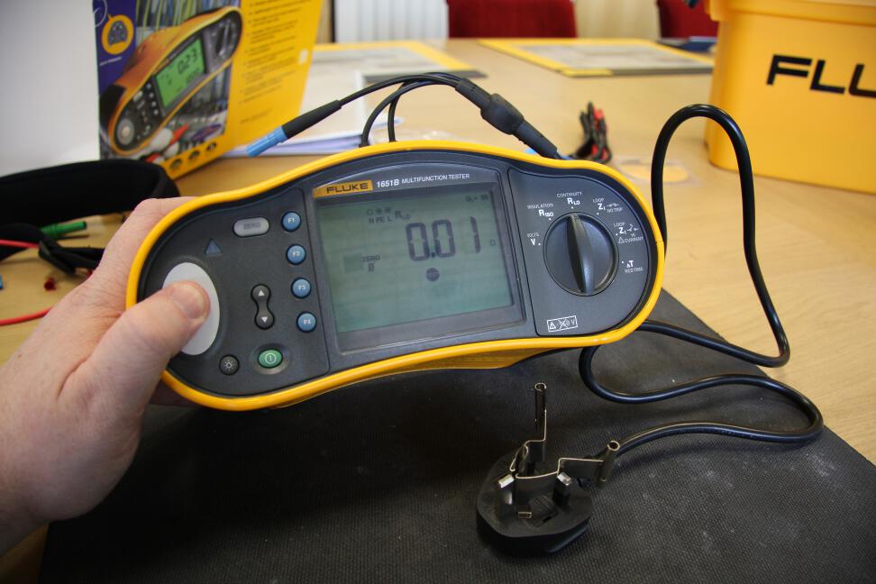 fluke-1651b-continuity-test-R1-plus-R2-nulling-plug-lead-using-zero-adapter1